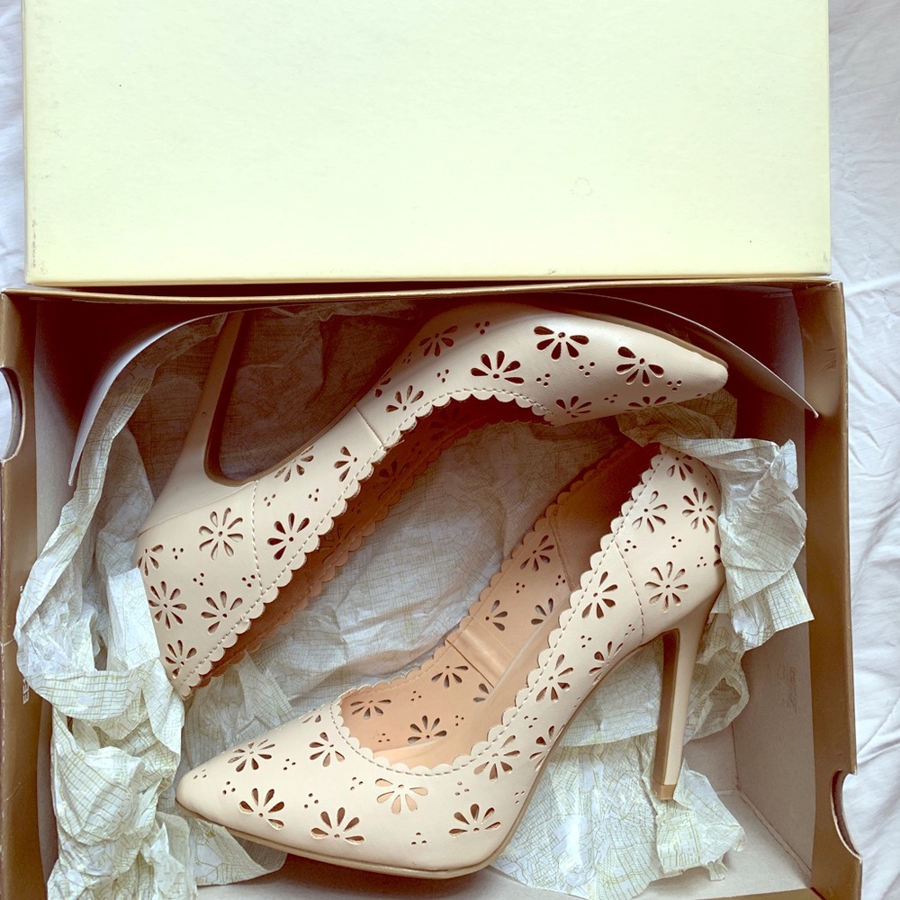 Sz 7.5 beige pointed heels. Like new!